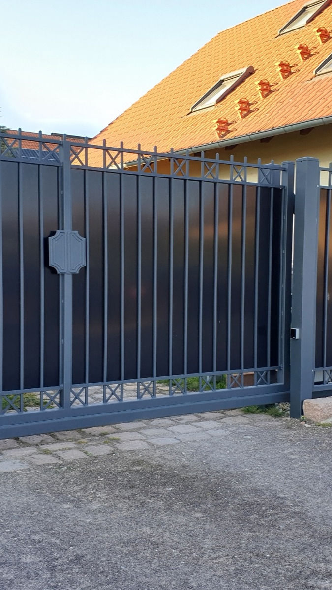 becker-toranlagen-einfahrtstor-sicherheit_edited.jpg