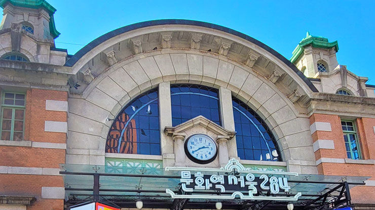 Westlich aussehendes Bahnhofsgebäude mit Uhr