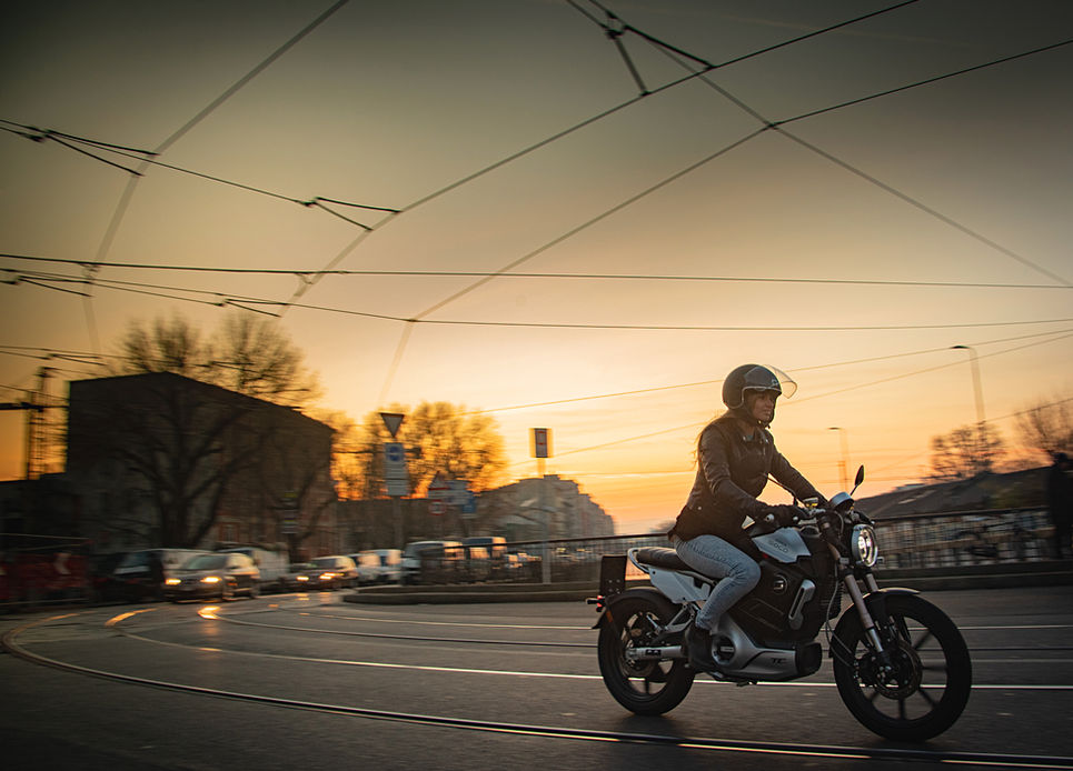 Moto électrique VMOTO SOCO - TC Max crépuscule by WATT MAX Cannes