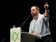 Vox promete expulsar a 8 millones de migrantes: ¿populismo electoral o pura fantasía?