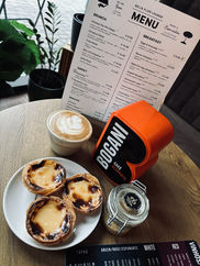 Pastel de nata a káva s menu Beija Flor Lounge