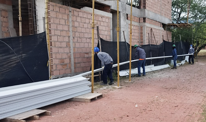 Instalación profesional de teja metálica blanca
