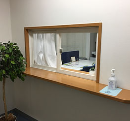 岡田心理相談室の受付では、感染対策もしっかりなされています。