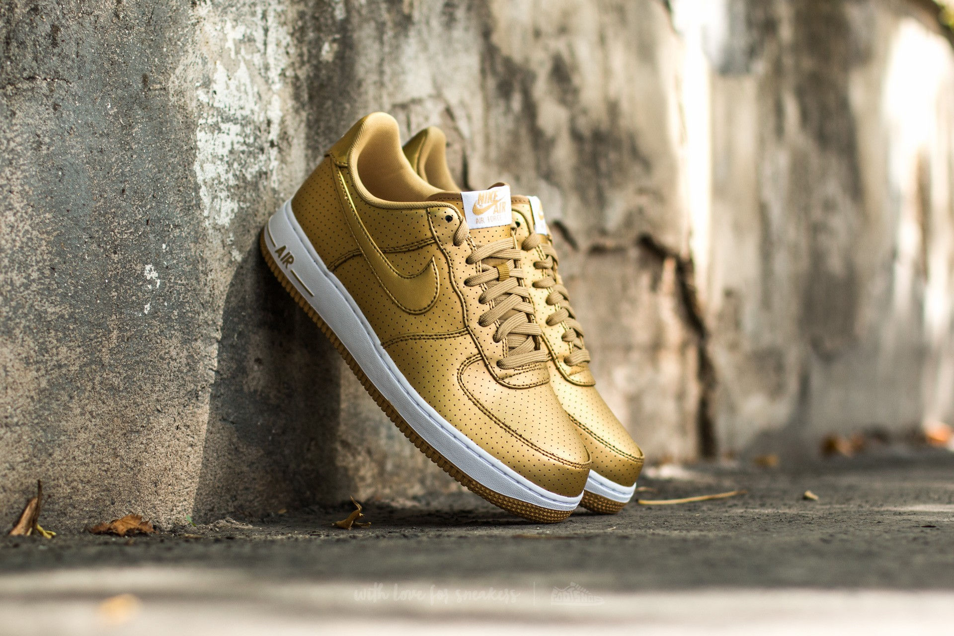 Nike Air Force Gold