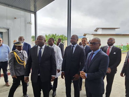 Manuel Osa Nsue supervisa el almacén central de medicamentos del policlínico Dr. Loeri Comba