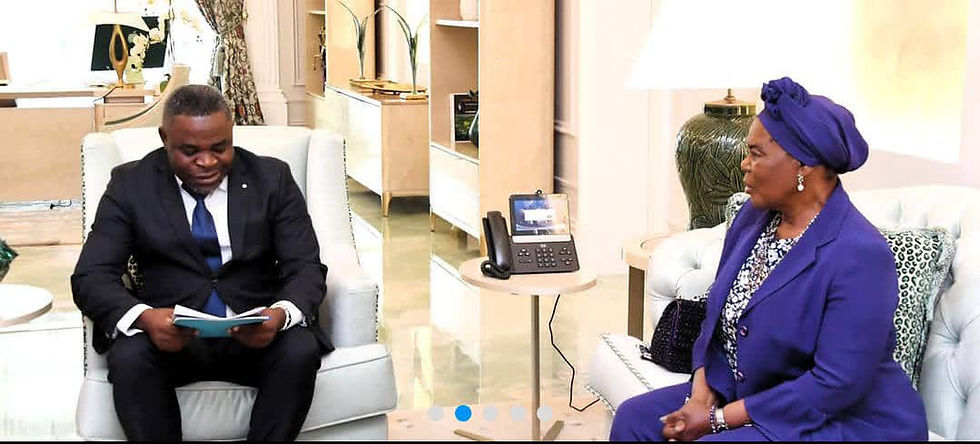 Raúl Castro agradece a la Primera Dama el homenaje a su carrera profesional en el relanzamiento del Hospital de Sampaka