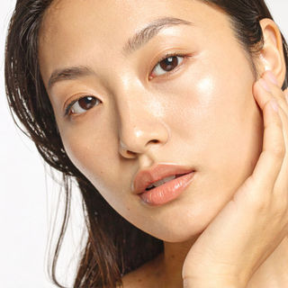 頬に手を添えてカメラを見つめる日本人女性のビューティーポートレート｜PHOTOARROWS撮影
