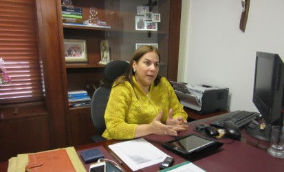 . Este mes -tan especial para todos los colombianos por lo que representa la niñez y la conmemoración de su día en nuestro país- paradójicamente inició con la tragedia de una magnitud que aún no alcanzamos a dimensionar. Lo ocurrido en Mocoa, Putumayo, ha encendido las alertas en las diferentes regiones del país. Y no es para menos, muchas zonas ribereñas y costeras hoy se encuentran amenazadas y el riesgo es latente producto de las fuertes y constantes lluvias. Para el caso del Atlántico, nuestros esfuerzos se han concentrado en el llamado permanente que hemos hecho, como bancada, al Gobierno Nacional para que las obras que se adelantan, en el sur de este departamento, avancen rigurosamente con el fin de prevenir una nueva tragedia como la ocurrida en el 2010 con el rompimiento del Canal del Dique. Y son precisamente estas situaciones, que uno no quisiera que se presentaran, pero que ocurren inesperadamente, las que nos llevan, desde el Congreso de la República, a llamar la atención seriamente sobre la falta de prevención, identificación y tratamiento de riesgos ambientales y capacidad de respuesta del Estado para estas calamidades. Ante tan complejo panorama, sería bueno preguntarnos ¿con qué instrumentos contamos y con cuáles no en lo referente a planificación urbana y ordenamiento del suelo y de las zonas marinas, costeras e insulares del país?; así como la relación que hay entre los temas ambientales y los de planeación en nuestras políticas publicas territoriales, de forma que se eviten este tipo de catástrofes. A lo largo de mi ejercicio social y político e identificado que a pesar de que el país cuenta con muchos sistemas de información en cuanto a la atención, prevención, mitigación y planes de atención de desastres, estos no han sido suficientes. Es por ello que, desde el legislativo, hemos radicado el Proyecto de Ley 097 de 2016 “Por medio del cual se dictan normas sobre la ordenación integrada de las zonas marinas, costeras e insulares del territorio colombiano, se promueve su preservación y uso sustentable”, cuyo propósito es establecer un marco de ordenación integrado de estas zonas y, a su vez, que se promueva efectivamente la preservación y el uso sustentable de las mismas. Desde que llegamos al Congreso de la República hemos estado interesados en que se fortalezcan, desde todo punto de vista, las estrategias de prevención, mitigación y control de la erosión en todos los municipios costeros y ribereños, de forma que se propenda por la seguridad habitacional y el bienestar y desarrollo de las poblaciones asentadas en estas zonas. Así mismo, con este Proyecto de Ley, que hoy hace su tránsito en la Comisión Quinta de la Cámara de Representantes, se contribuiría con el fortalecimiento de la Política Nacional Ambiental para el Desarrollo Sostenible de los Espacios Oceánicos y las Zonas Costeras e Insulares de Colombia – PNAOCI, que a pesar de existir desde el año 2000, ha sido poco eficiente en cuanto a cumplimiento, seguimiento y resultados. La invitación es para que mis compañeros, tanto de cámara, así como de senado, nos acompañen en el proceso de esta gran iniciativa debido a la ausencia de un funcionamiento coordinado y planificado de los distintos actores sobre nuestras franjas ribereñas y costeras, lo que ha contribuido a que se desencadenen estas tragedias. El tema no da espera y lo ocurrido en Mocoa, Putumayo, no puede repetirse en ninguna otra parte del país.