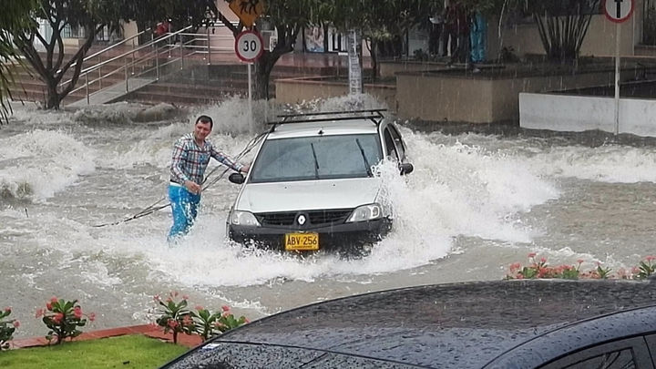 Lluvia inundaron más 72 casas y arrastraron 10 carros en arroyos