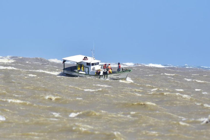 Aumentan vientos y olas por frente frío en el Caribe