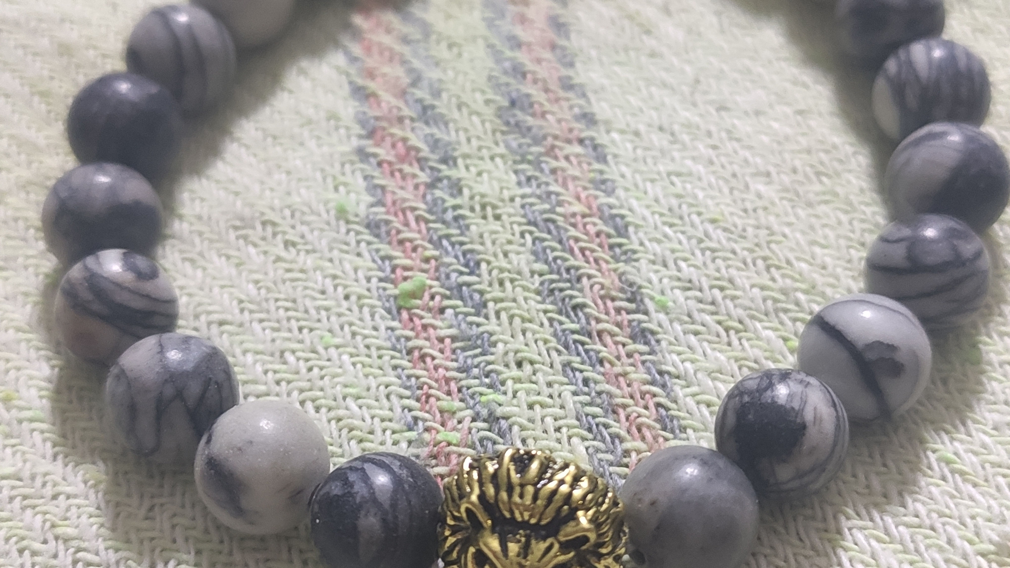 Pulsera Blanca con Azul Cabeza de Leon Dorada 