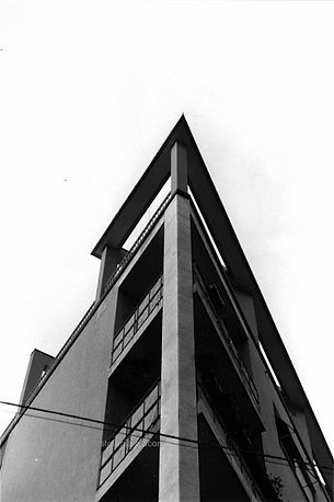 dettaglio geometrico di condominio inizio anni '70 in via Querini
