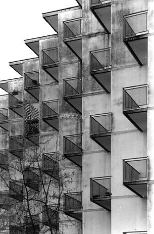 via Milano, condominio con facciata dentellata
