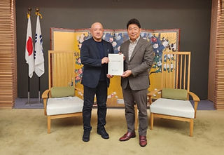 福田市長へ要望提案書を提出する宮下会長