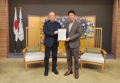 福田市長へ要望提案書を提出する宮下会長