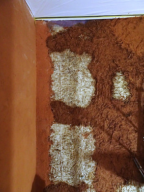 enduit de corps sur bottes de paille