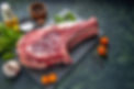 vue-face-grosse-tranche-viande-viande-crue-du-poivre-verts-photo-sombre-repas-poulet-anima
