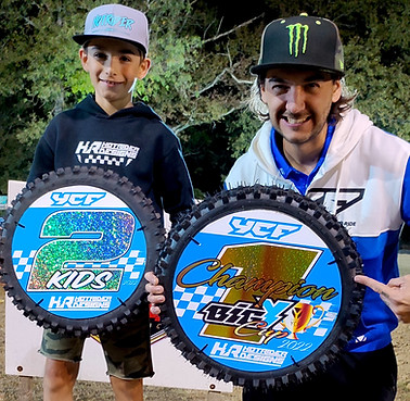 remise de prix pilote, trophée sportif, trophée motocross, trophée podium moto, trophée perso moto, plaque trophée perso, trophée moto original, trophée bois, trophée personnalisé, trophée motoclub