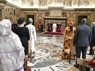 Papa a embaixadores: a fraternidade é mais poderosa que o ódio