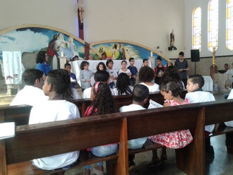 Apresentação de jogral pelas crianças da catequese ocorreu neste domingo