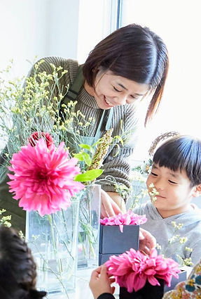 ダリアと女性と男の子
