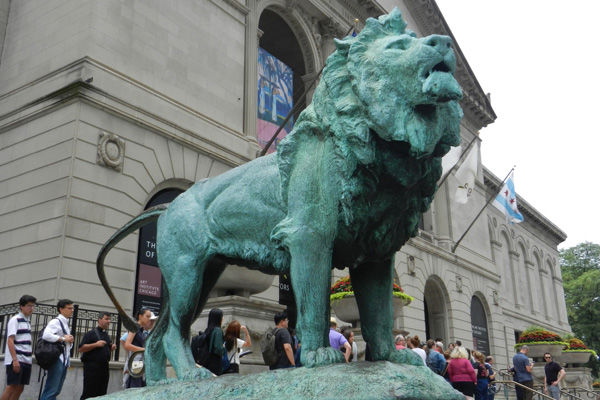 Statue de lion devant le musée