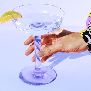 Cocktailglas in Hand