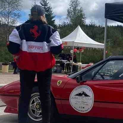 Ferrari 328 gts avec fille devant