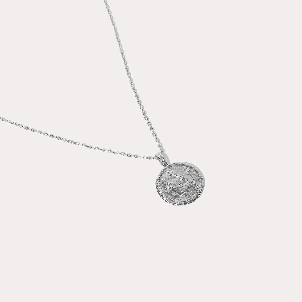 Miniatura: Close up shot of the front of the Taurus Zodiac Pendant Necklace in Silver