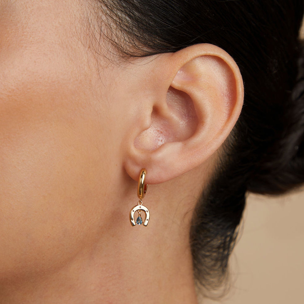 Miniatura: 18k Gold Plated Jewellery - Horseshoe Charm Huggies in Gold - Huggies - Astrid &amp; Miyu