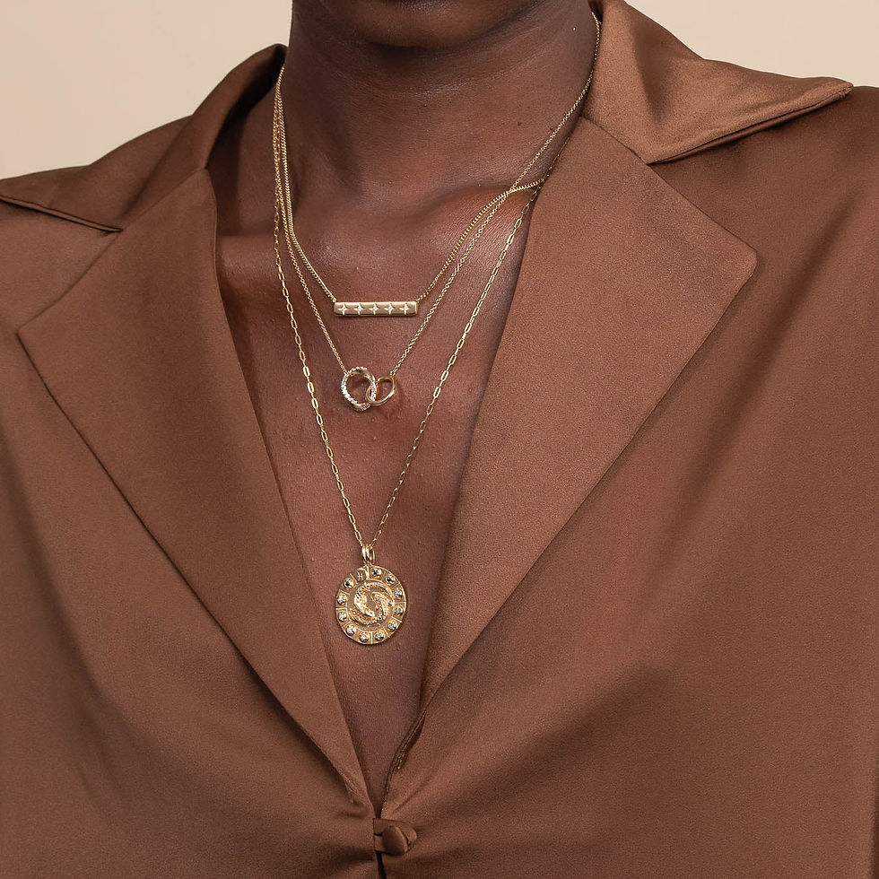 Miniatura: Pisces Bold Zodiac Pendant Necklace in Gold worn layered with necklaces