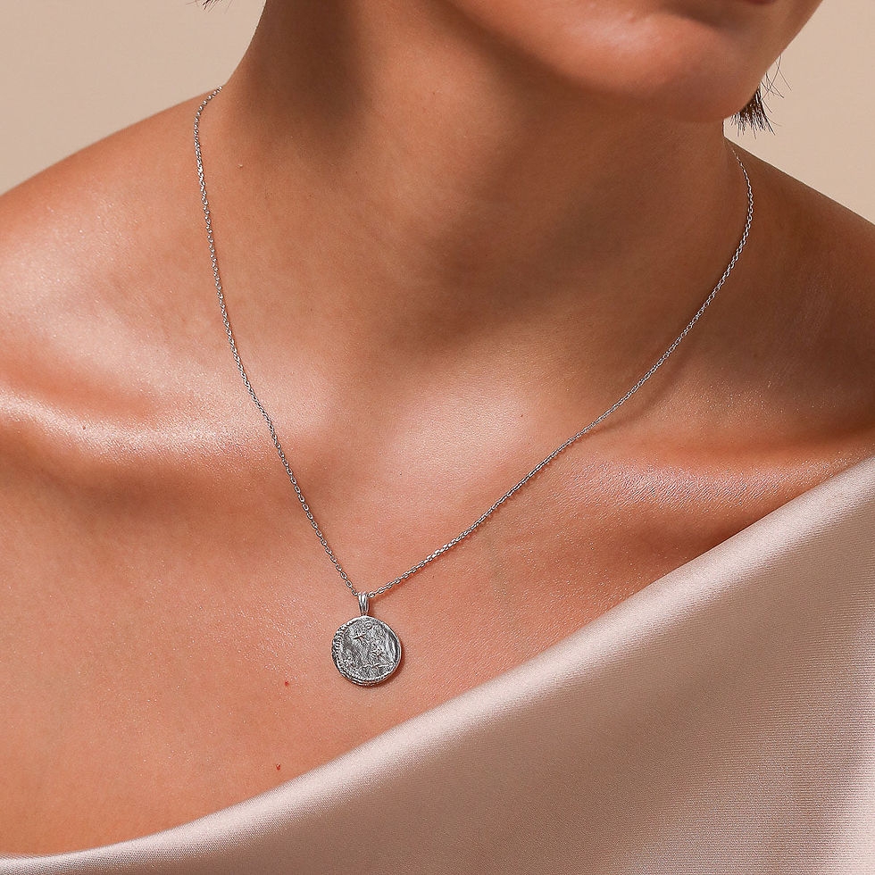 Miniatura: Pisces Zodiac Pendant Necklace in Silver worn