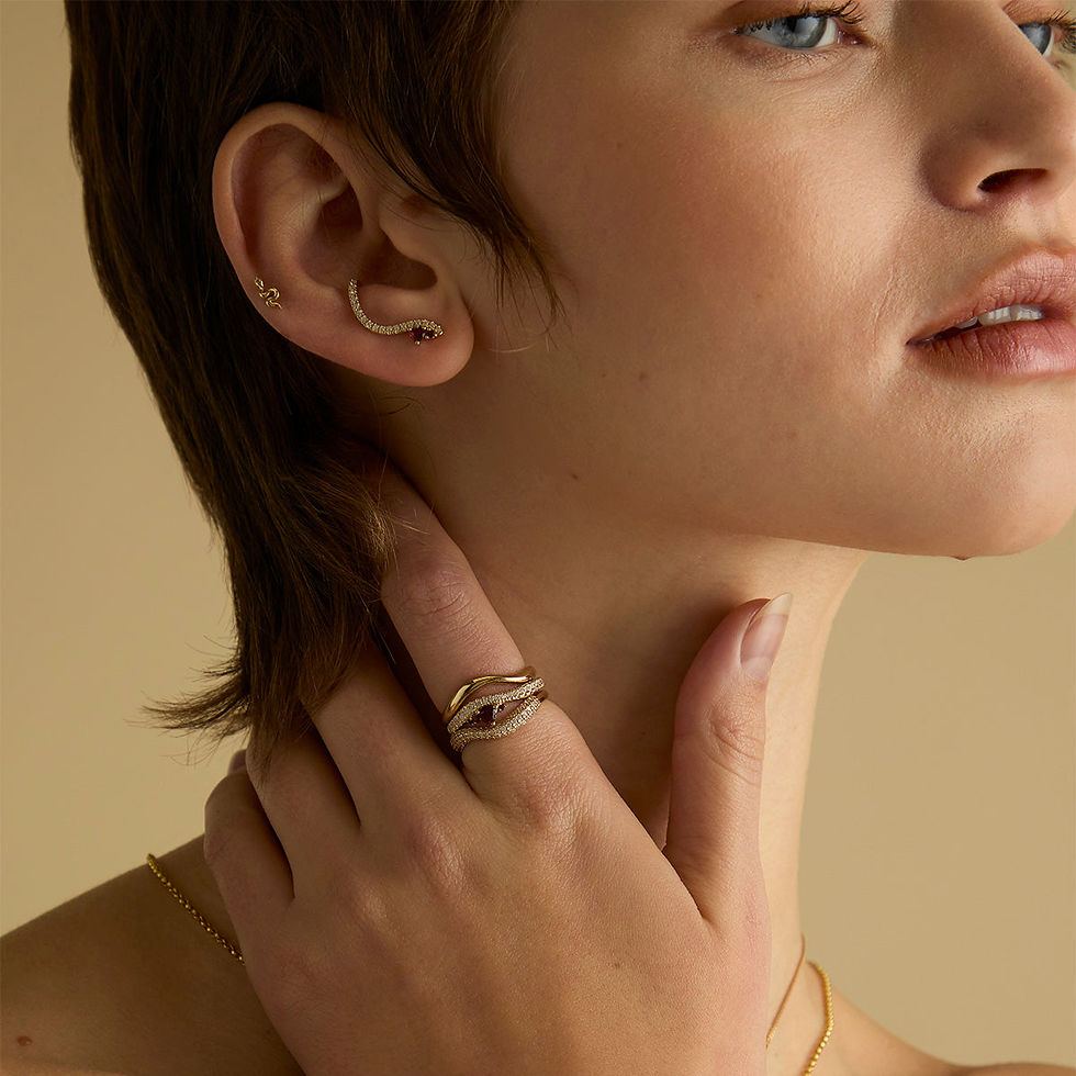 Miniatura: 18k Gold Plated Jewellery - Garnet Serpent Wave Ring in Gold - Band Rings - Astrid &amp; Miyu