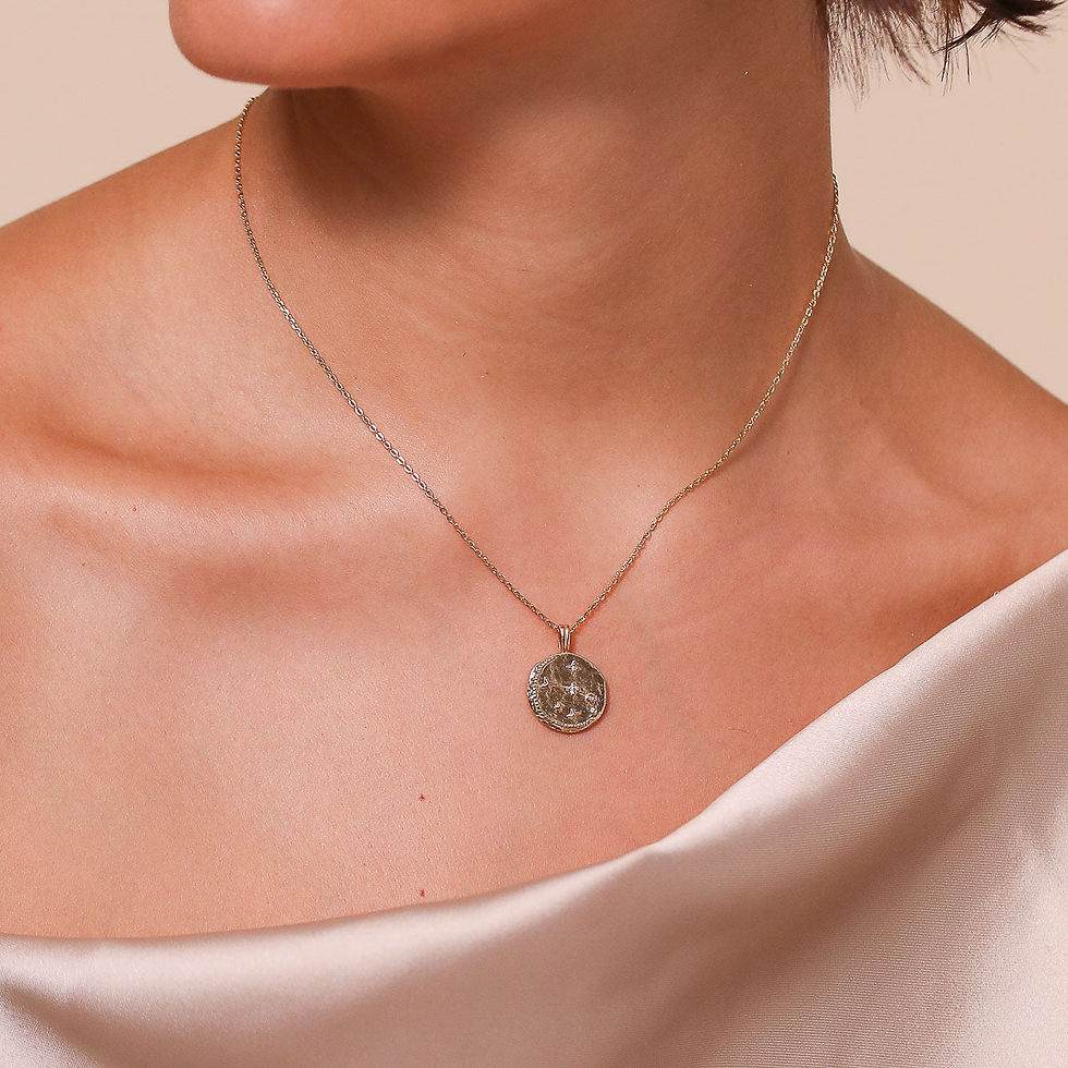 Miniatura: Aries Zodiac Pendant Necklace in Gold worn
