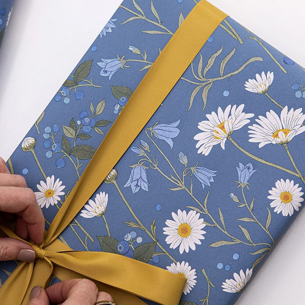 Soft Daisies Roll Wrap