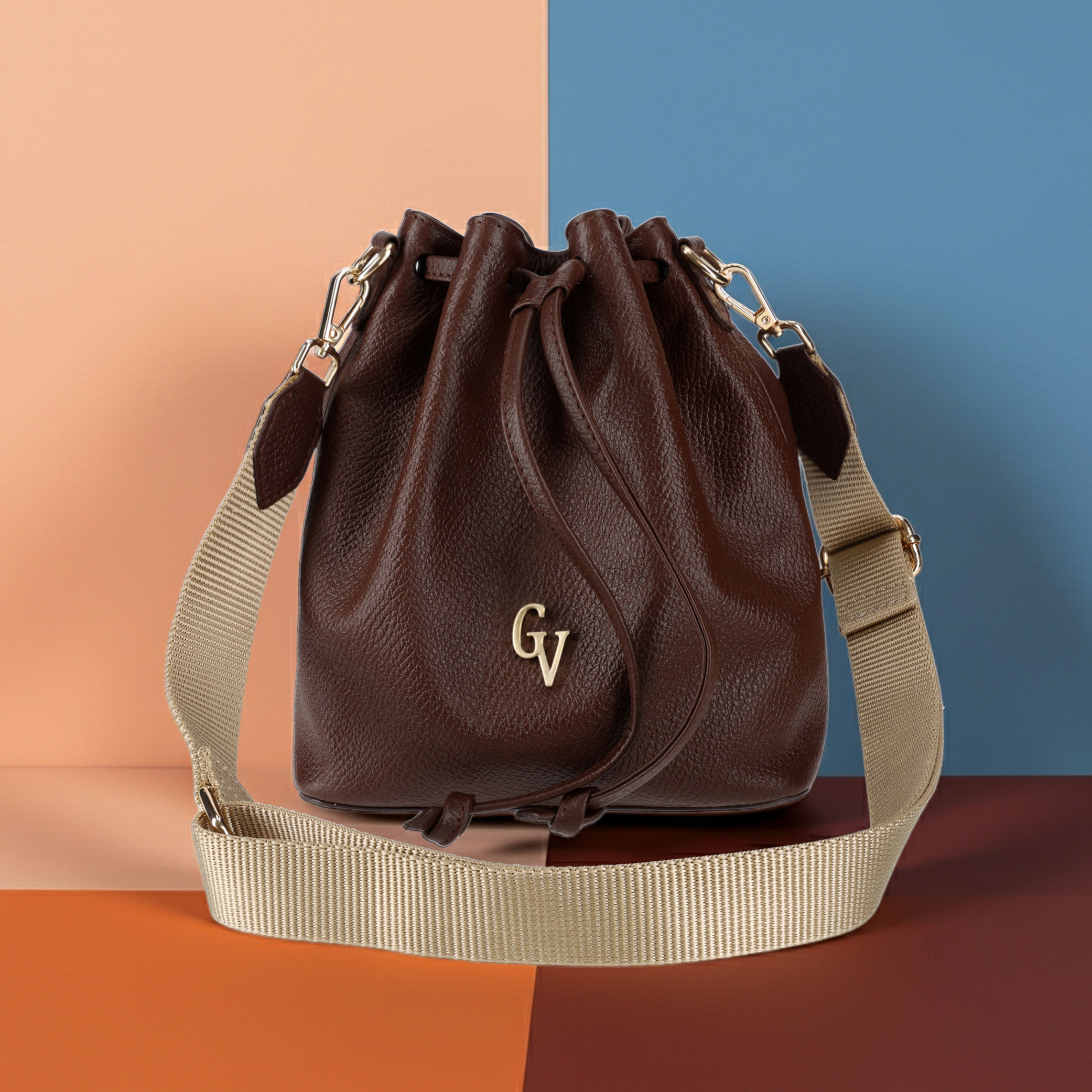 Bolsa bucket Eros 01 de piel bovina café con correa beige