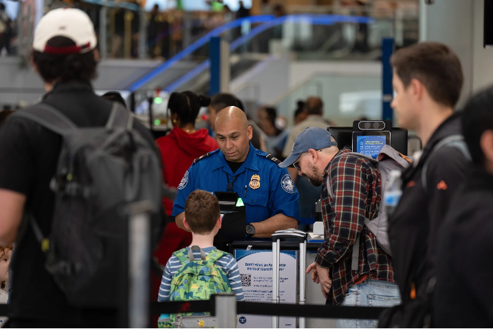 Trump Signs Order to Pay TSA Employees