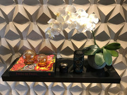 Revestimento_concreto_volume,_prateleira_preta_com_iluminação_embutida