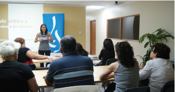 Anette Ruiz ofrece una charla de alfabetización mediática