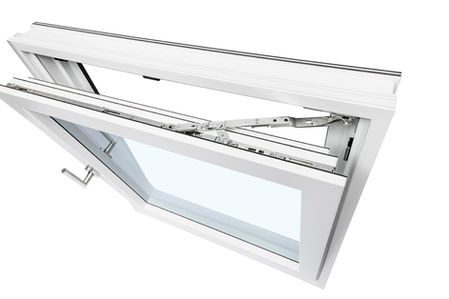 Weißes Fenster mit Kippfunktion und Beschlägen