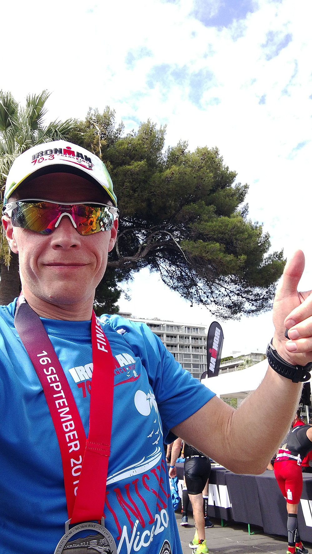 Toni Pilsari maalissa onnellisena Finisher-paidan omistajana.