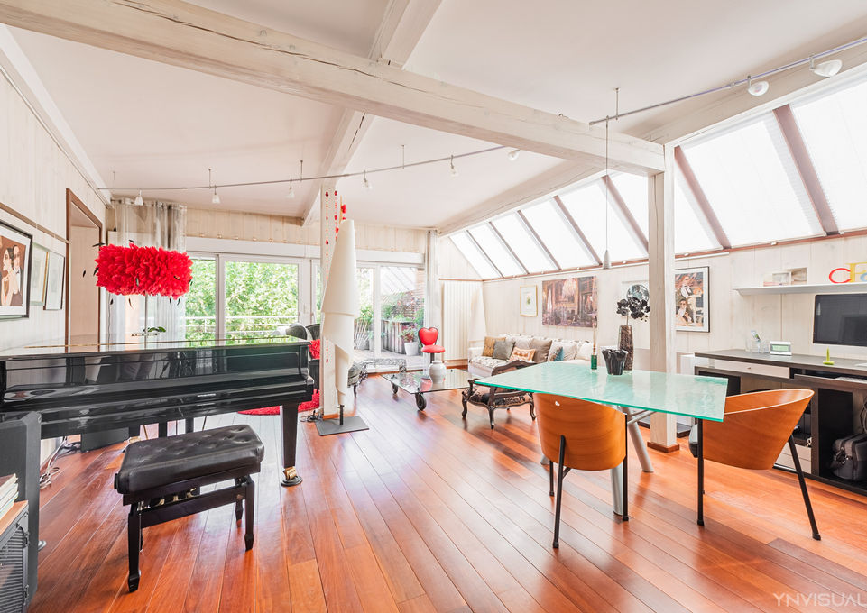 Séjour type loft grand volume avec un piano à queue et decoration vintage