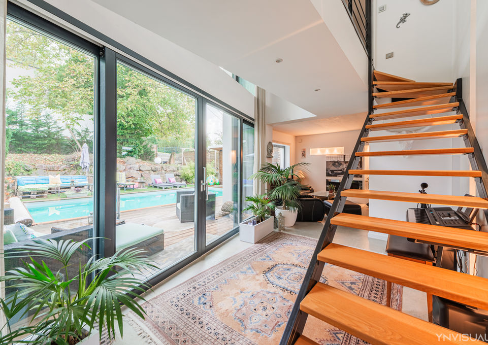 escalier modern donnant sur une baie vitrée avec une piscine extérieure