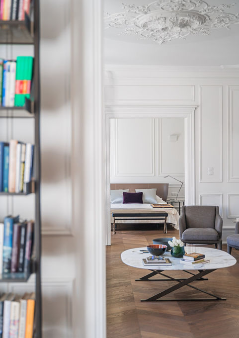 Salon traversant avec décoration de Maxalto parquet bois massif moulures ouvrant sur une chambre à coucher