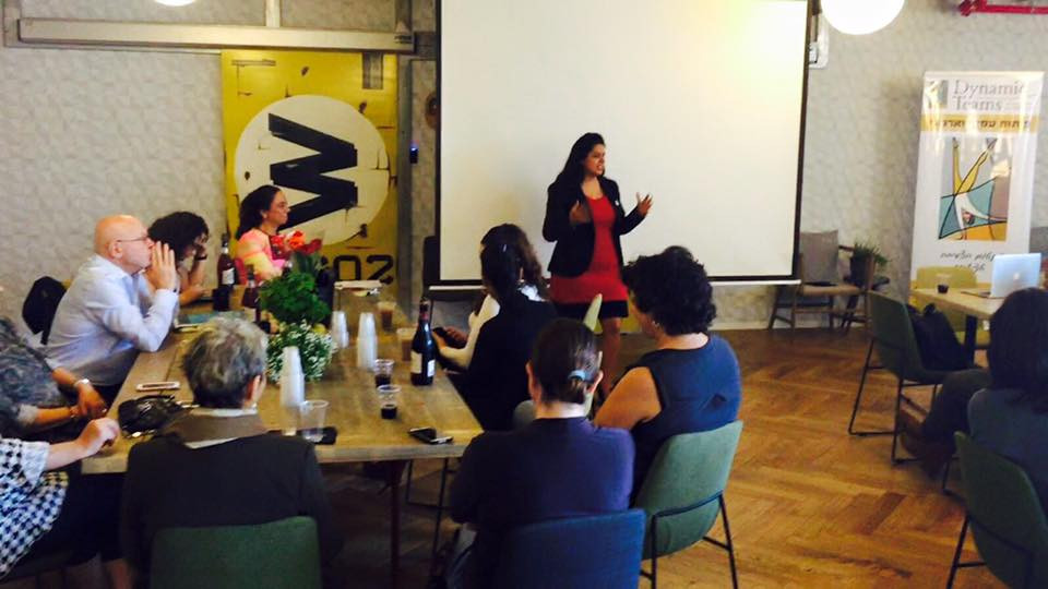 טלי דביר לבנת מנכלית וואן בהרצאה בשרונה מתחם we work