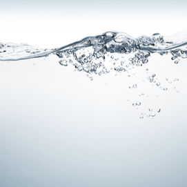 Ondulation d'eau pure et bulles