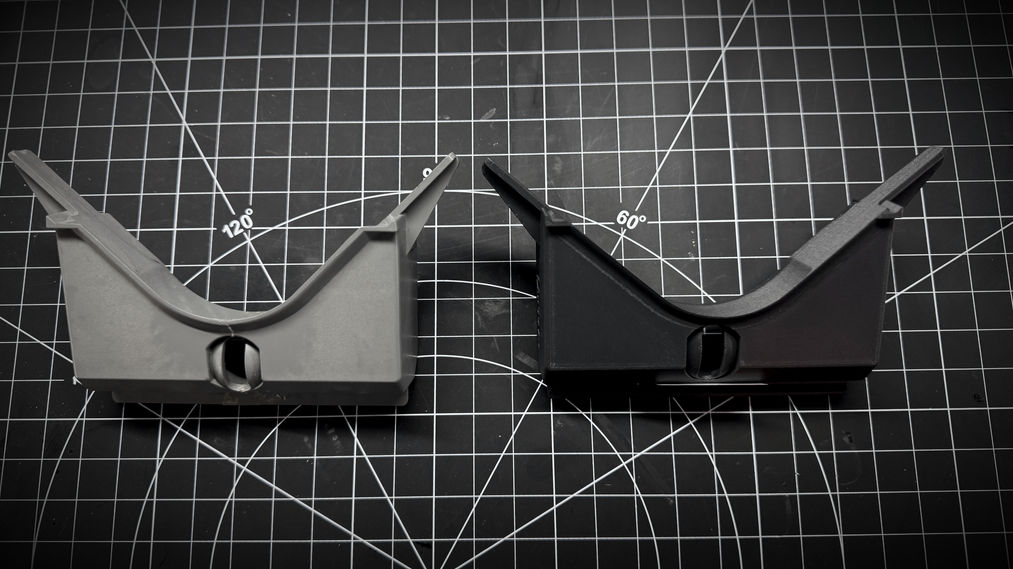 Comparaison de deux supports en V sur un tapis de coupe.