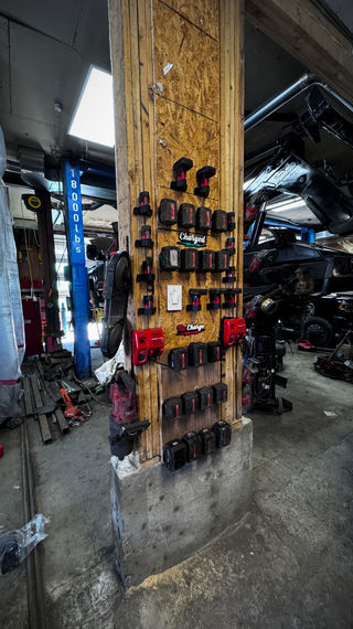 Station de recharge de batteries d'outils sur poteau en bois