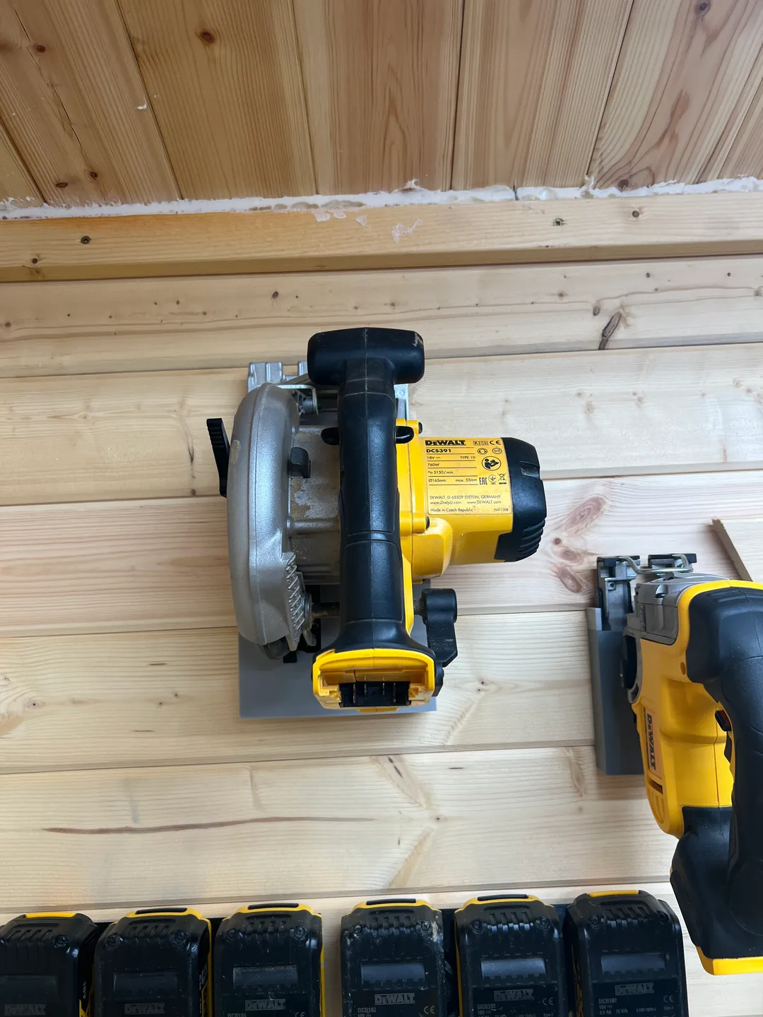 Solution de fixation murale en 3D, idéale pour maximiser l'espace dans les ateliers et garages, facile à installer et à utiliser.