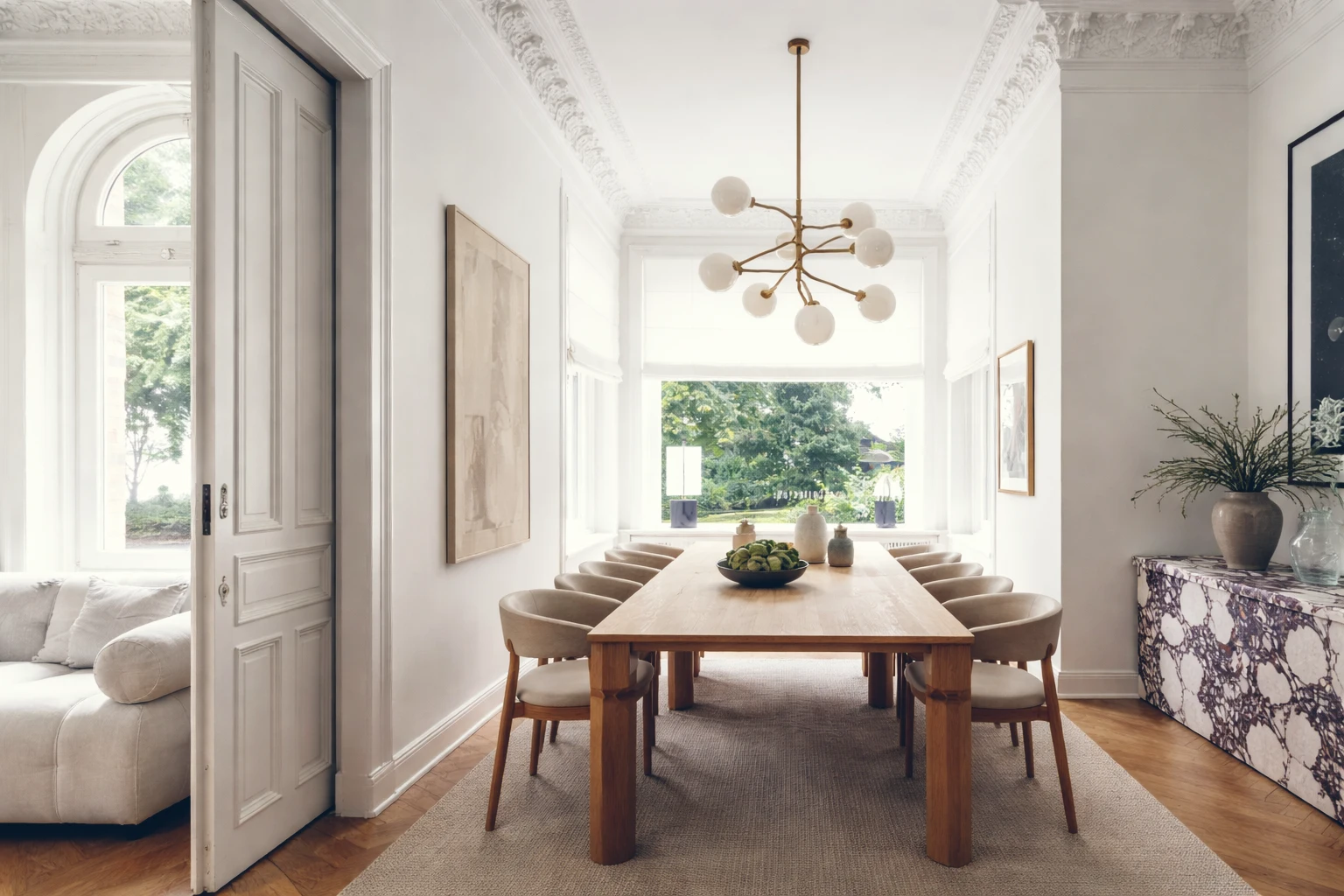 Zeitgenössischer Wohnungsbau kombiniert Architekturkonzept, Wohnraumgestaltung, Grundrissplanung, Raumorganisation, Fassadendesign, Materialität, Licht und Atmosphäre, nachhaltige Bauweise, urbane Integration, Mehrfamilienhäuser, Wohnqualität und moderne architektonische Lösungen.